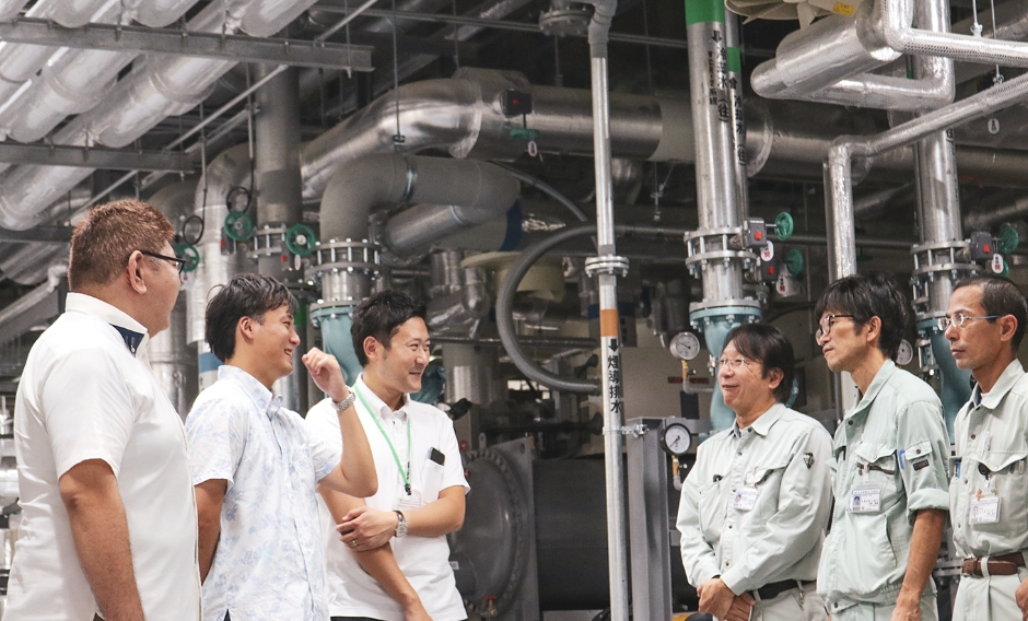 友愛医療センター様と（機械室前で撮影）